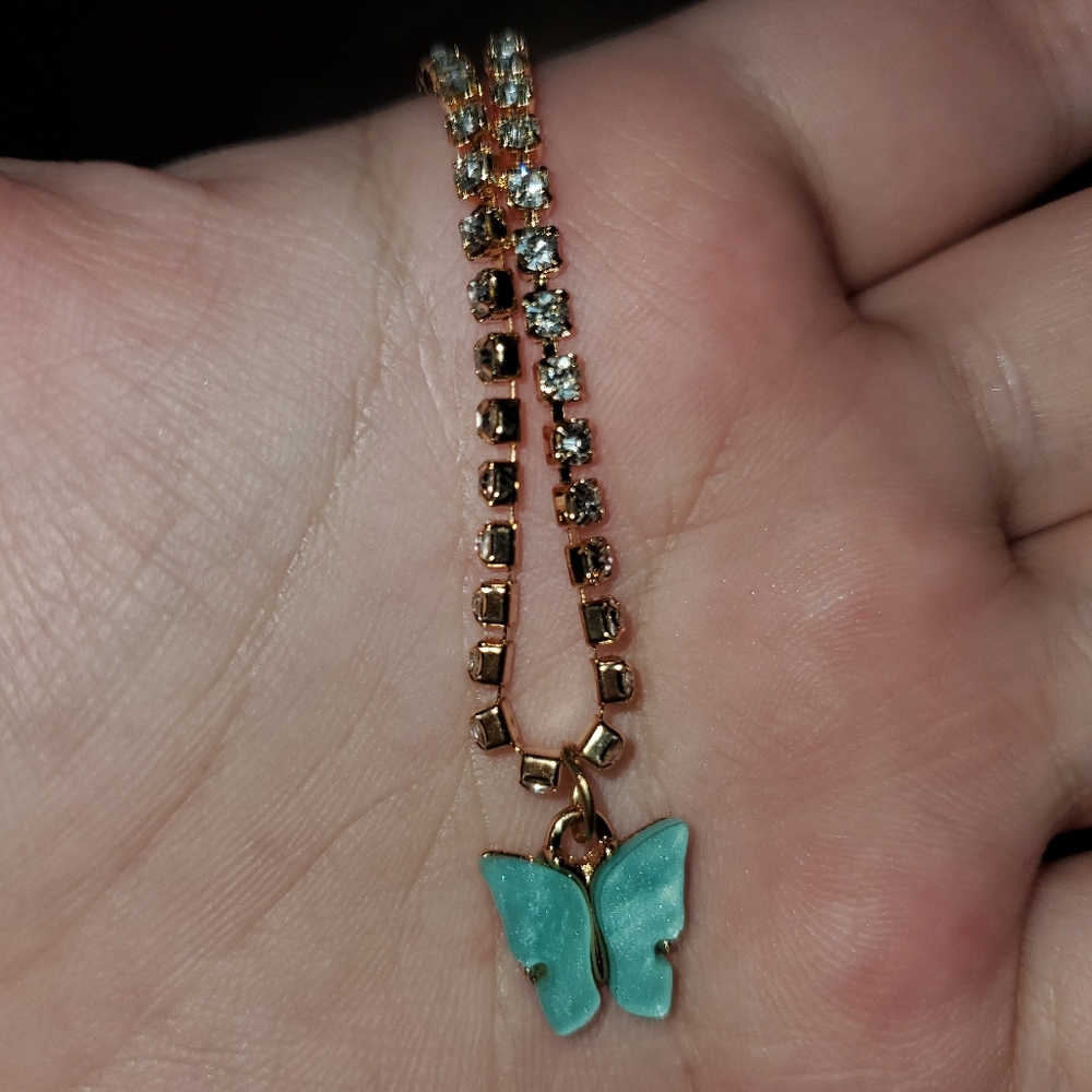 🦋 Acrylic blue butterfly crystal chain necklace - Picture 4 of 6